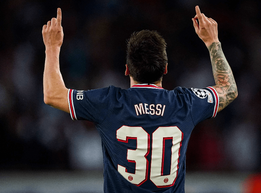 包含转折点广东宏远官宣签约皇家马德里赛后更衣室发声，今晚曼联单刀错失——社区盾节点到来瞬间刷屏的词条